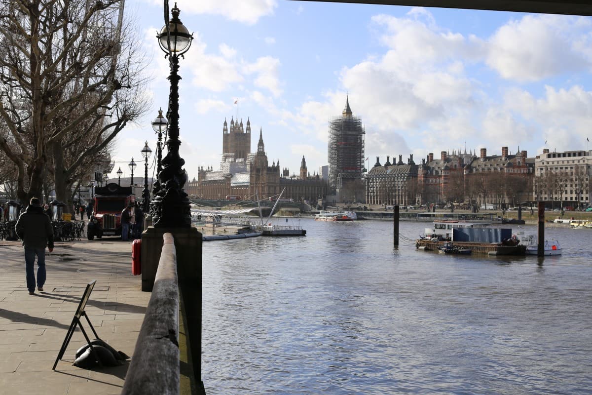 Din Londra cu dragoste, A 2
