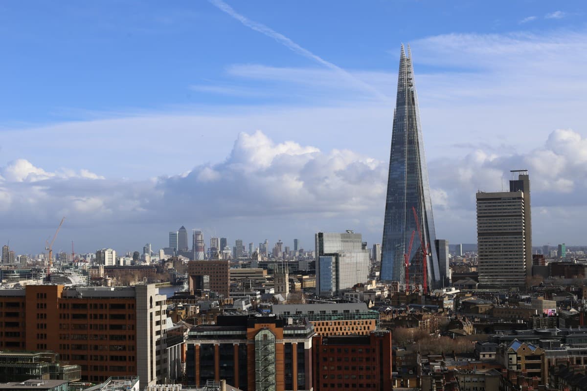 Din Londra cu dragoste, A 3