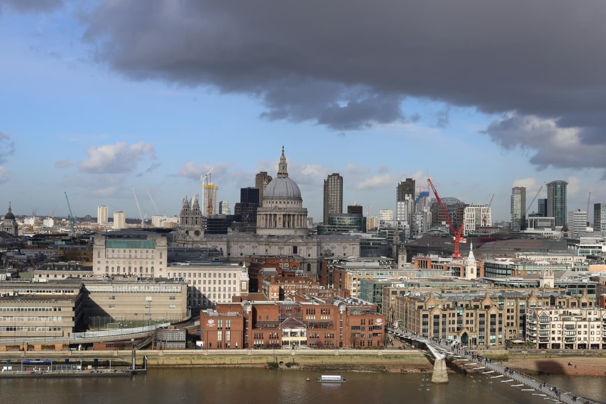 Din Londra cu dragoste, A 4