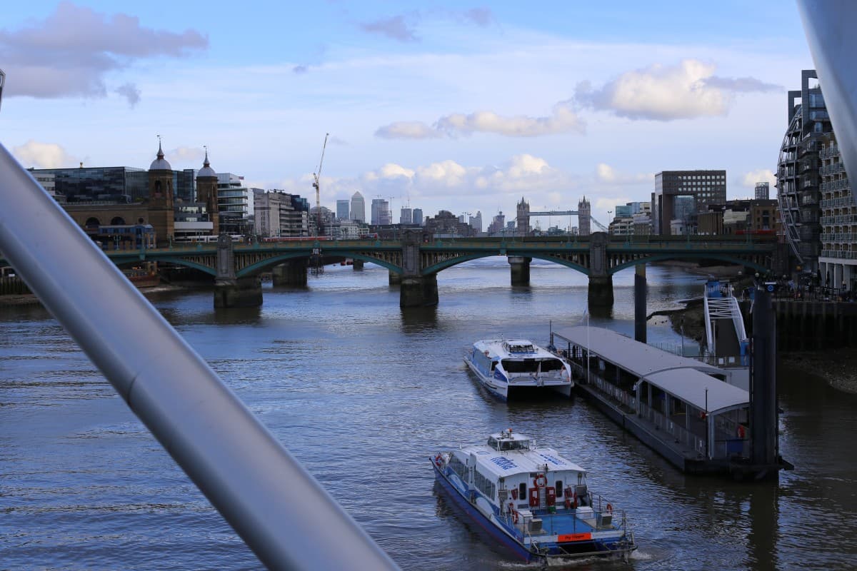 Din Londra cu dragoste, A 6