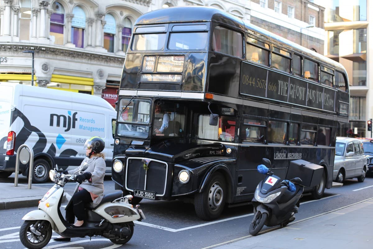 Din Londra cu dragoste, A 7