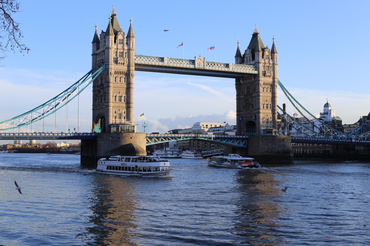 Din Londra cu dragoste, A 8