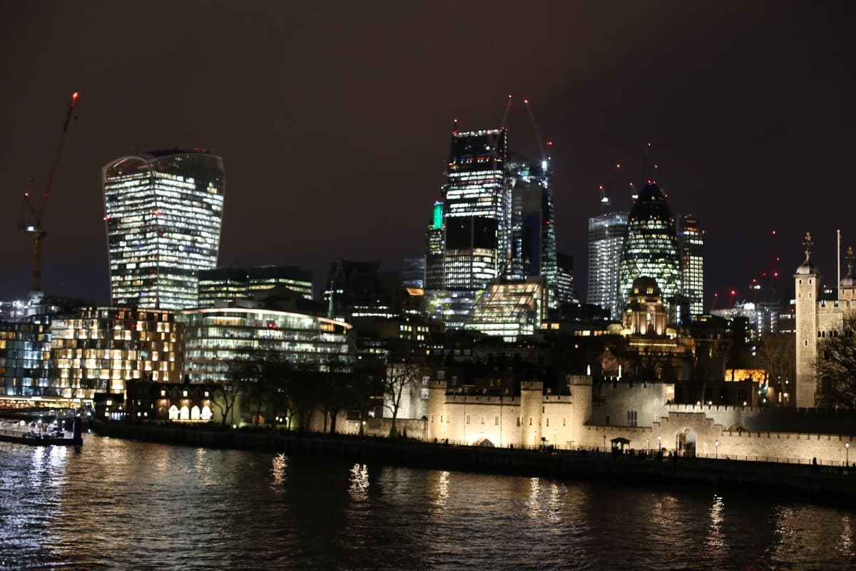 Din Londra cu dragoste, A 10