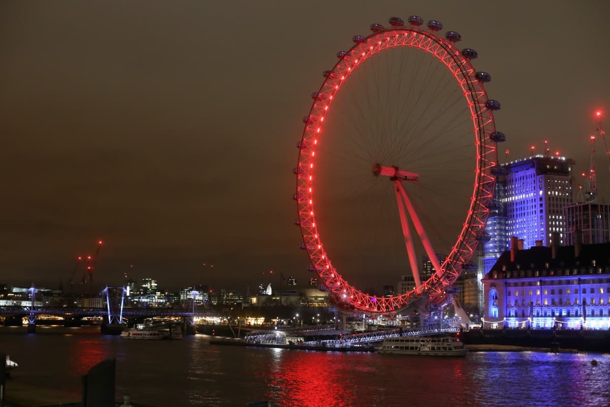 Din Londra cu dragoste, A 7