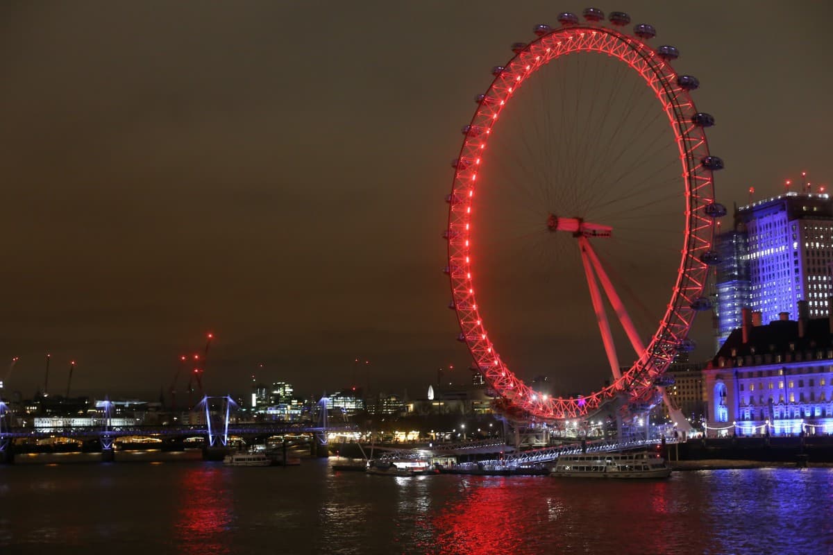 Din Londra cu dragoste, A 24