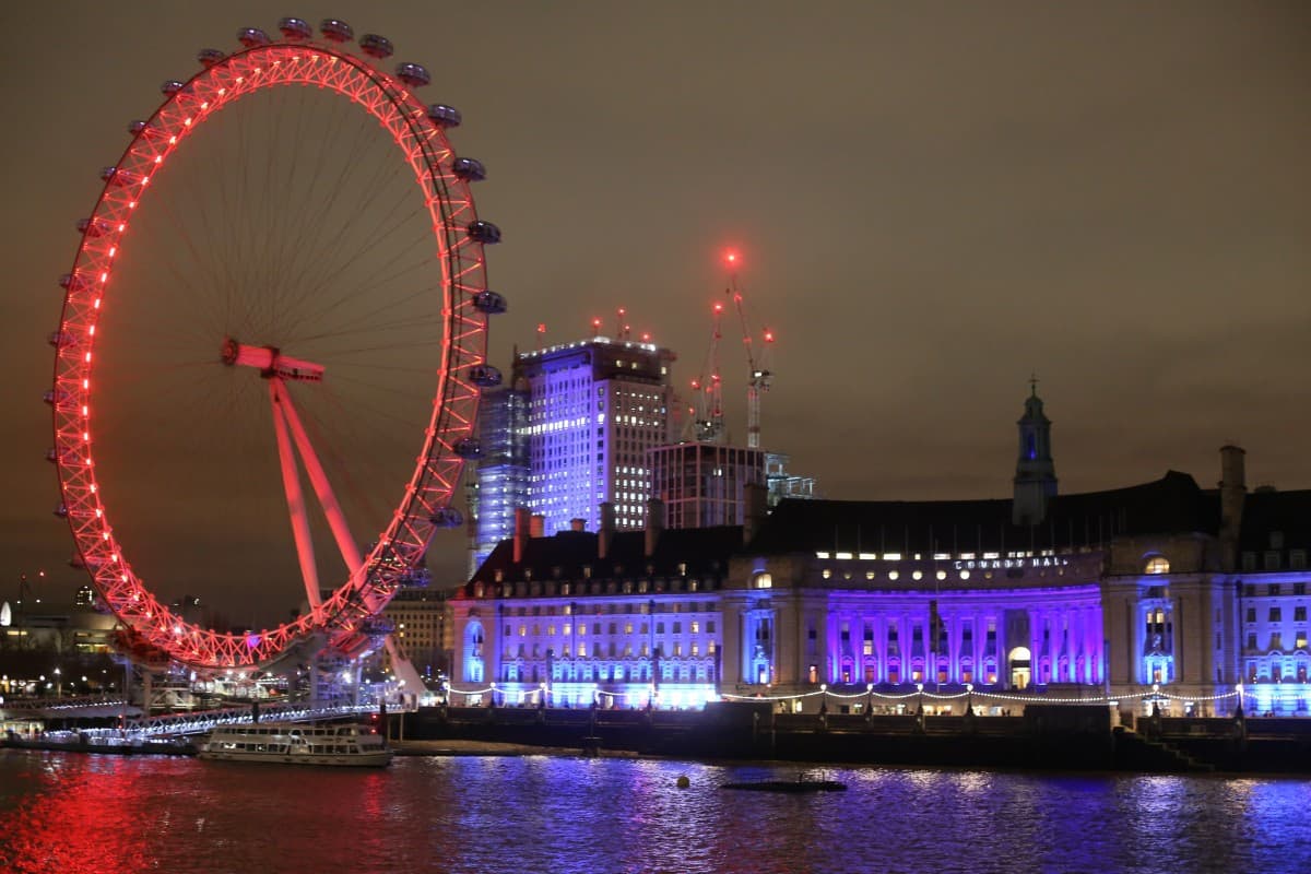 Din Londra cu dragoste, A 8