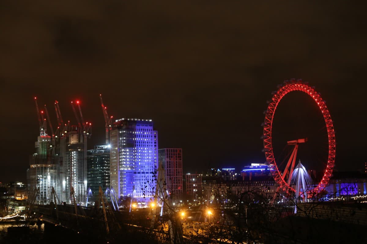 Din Londra cu dragoste, A 12