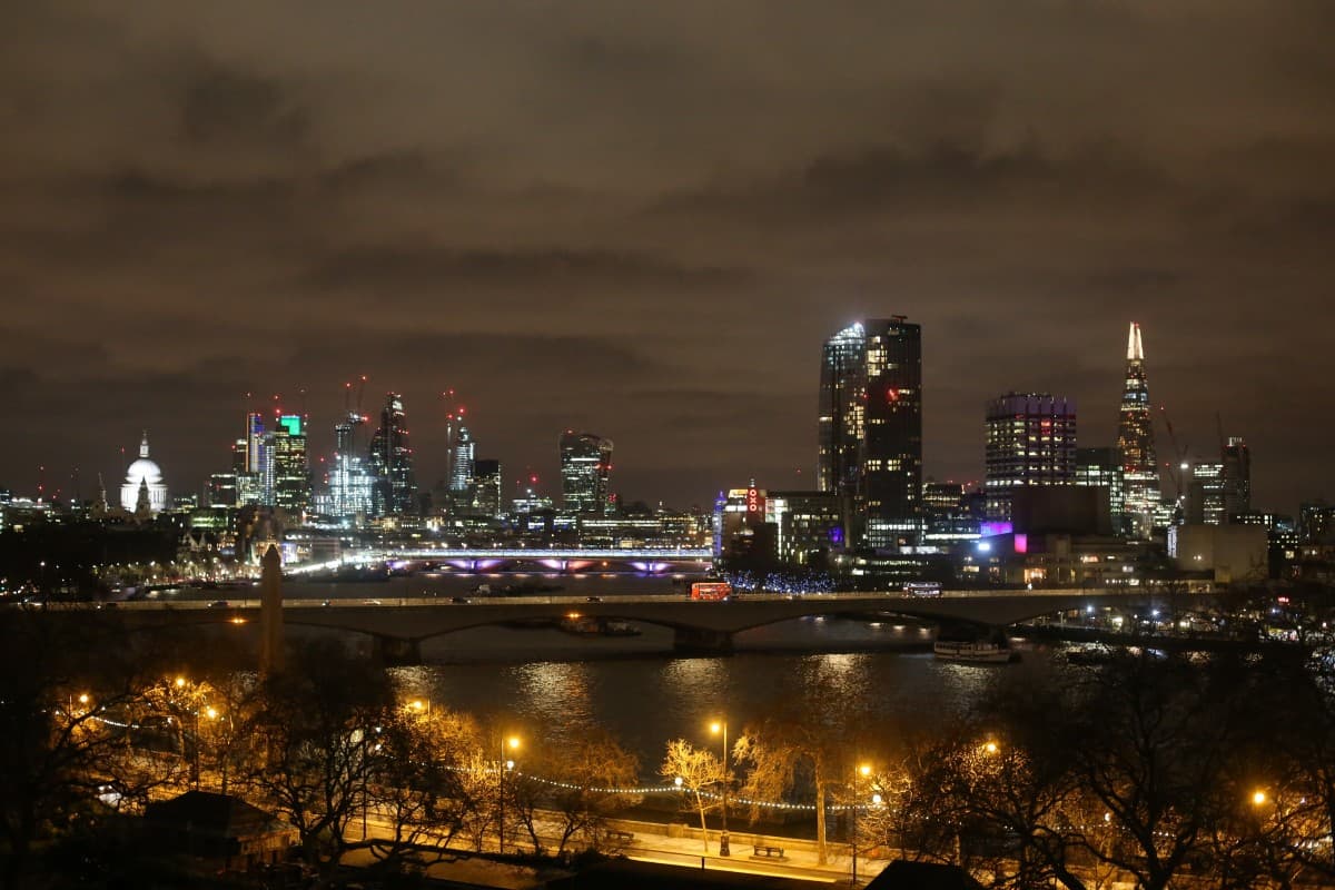 Din Londra cu dragoste, A 10