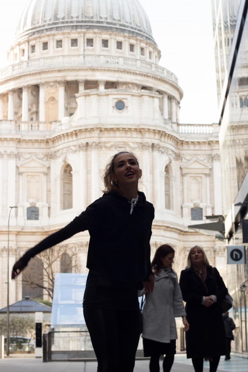 Din Londra cu dragoste, A 10