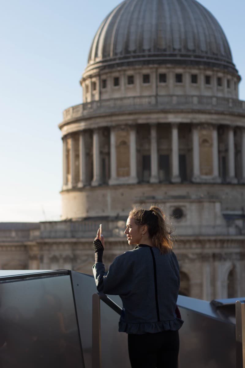 Din Londra cu dragoste, A 12
