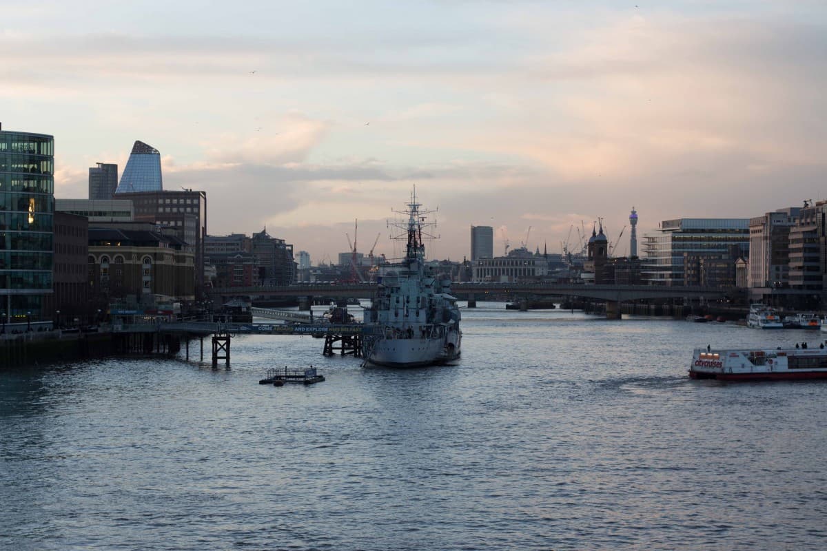 Din Londra cu dragoste, A 20