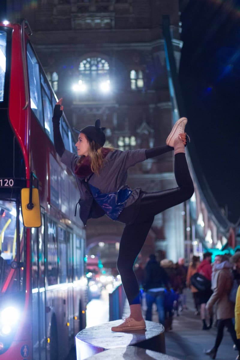Din Londra cu dragoste, A 24